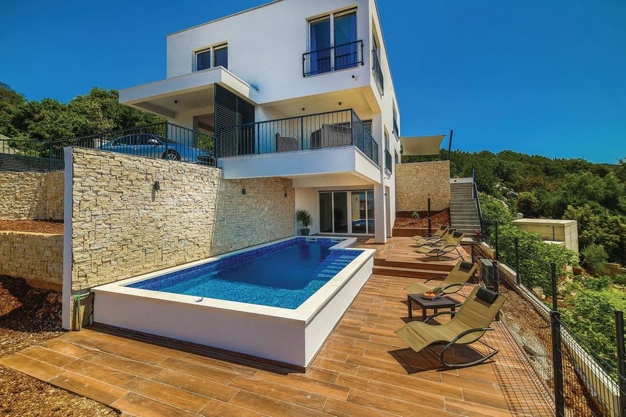Moderne Villa mit Swimmingpool und Sonnenterrasse