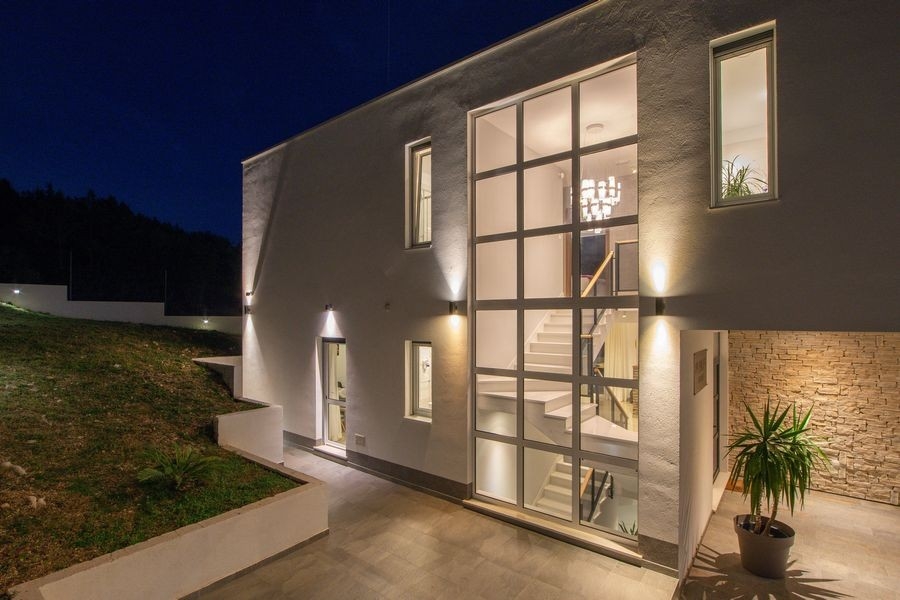Beleuchtete Luxusvilla mit modernem Design