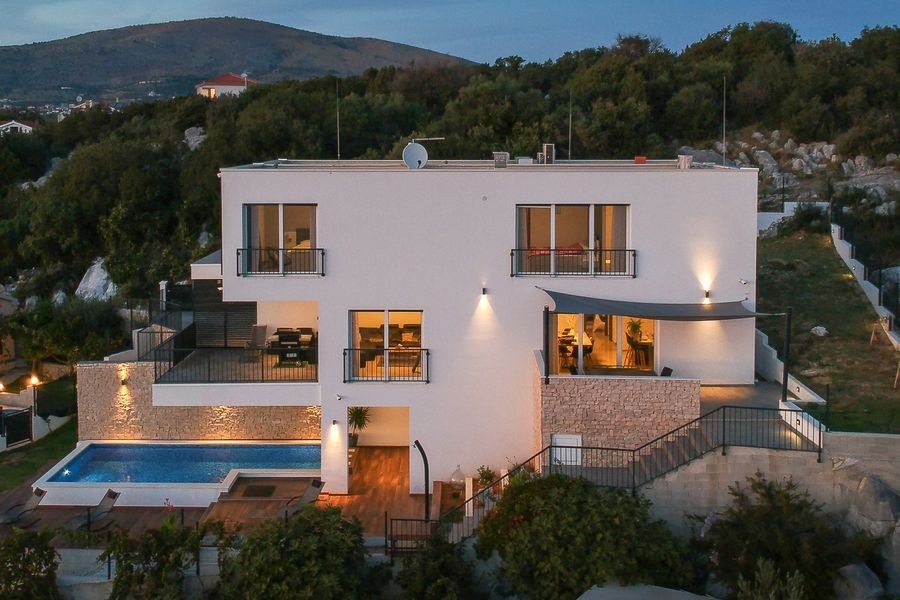 Villa mit Poolbereich und Meerblick in Dalmatien
