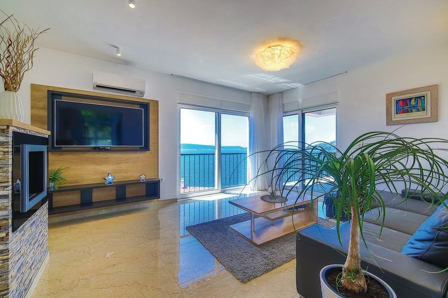 Wohnzimmer mit Panorama-Meerblick