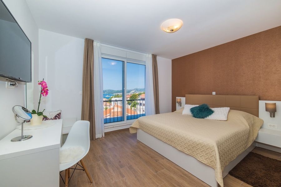 Schlafzimmer mit Meerblick und Balkon