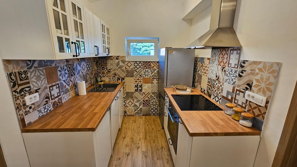 Moderne Küche mit Holzarbeitsplatte