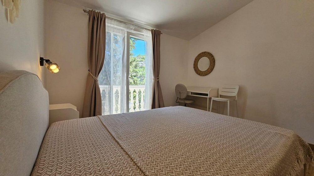 Helles Schlafzimmer mit Balkon