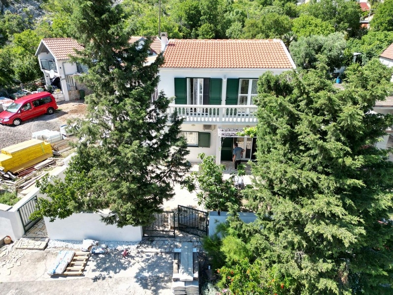 Haus mit zwei Wohneinheiten in ruhiger Lage