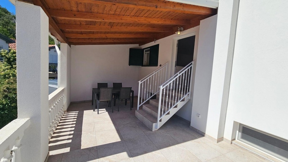 Überdachte Terrasse mit Sitzbereich