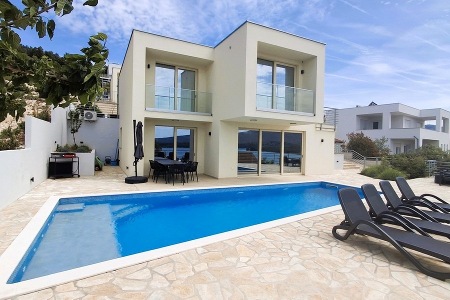Moderne Villa mit Pool in Kroatien.