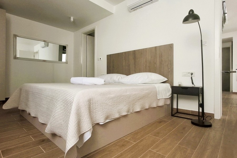 Schlafzimmer mit Doppelbett und modernem Interieur