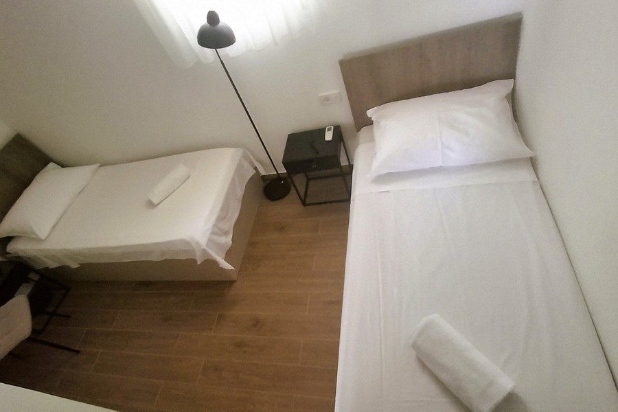 Kinderzimmer mit zwei Einzelbetten in moderner Villa