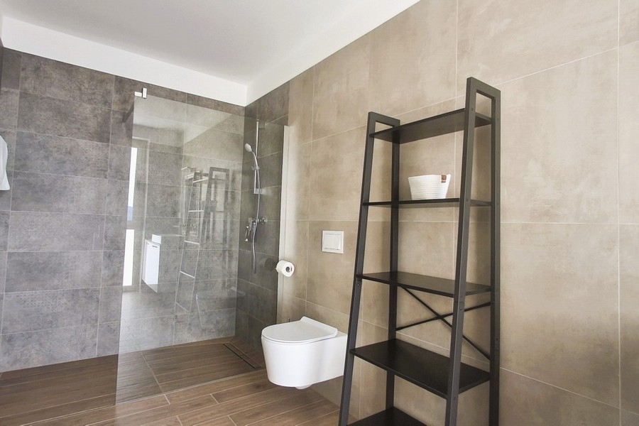 Modernes Badezimmer mit bodengleicher Dusche