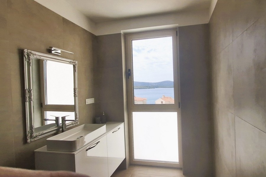 Badezimmer mit Meerblick und hochwertiger Ausstattung