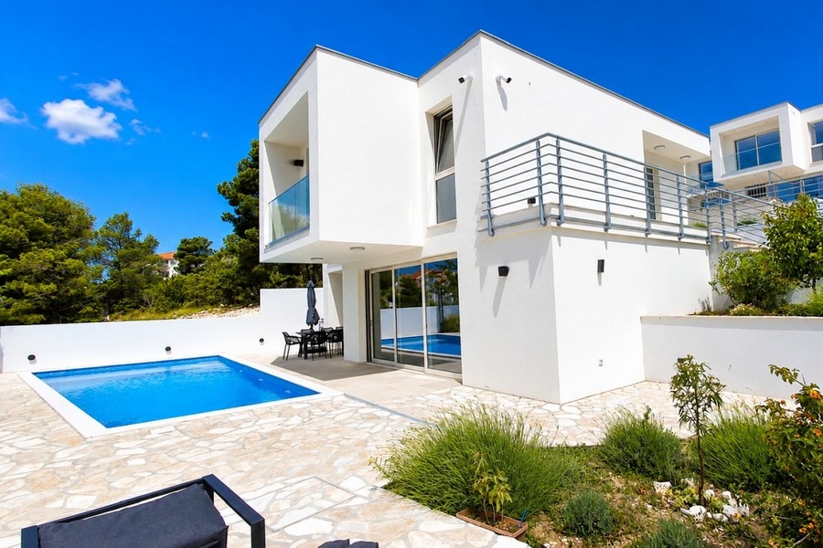 Villa mit Pool in mediterraner Lage