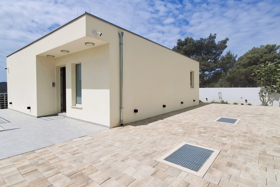 Der Eingangsbereich der Villa liegt im oberen Stockwerk.