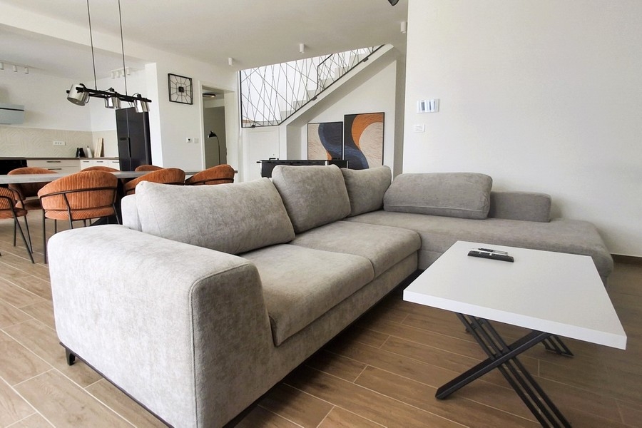 Modernes Wohnzimmer mit offener Raumgestaltung in Neubauvilla in Kroatien