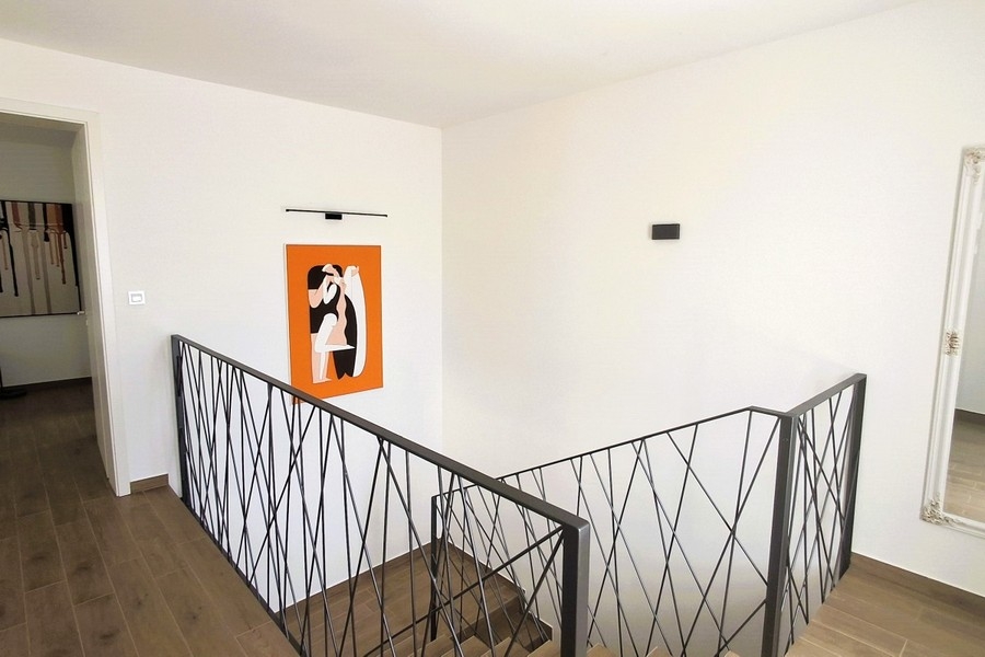 Offene Galerie im Obergeschoss der modernen Villa