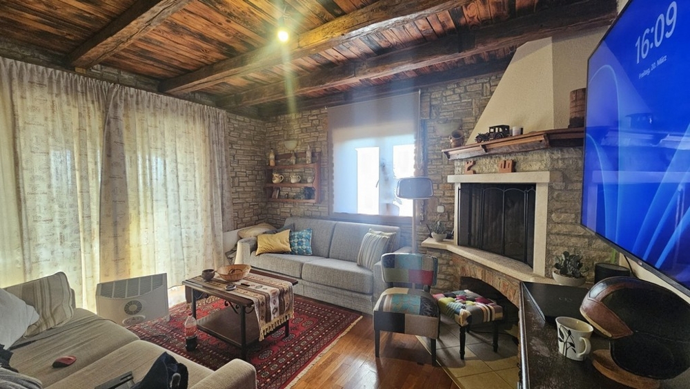 Wohnzimmer mit Kamin im rustikalen Landhausstil
