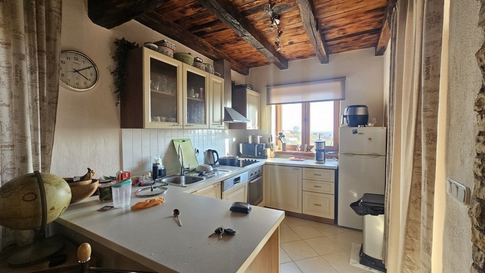 Küche im mediterranen Stil mit Holzbalkendecke