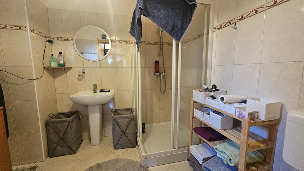Badezimmer mit Dusche im gepflegten Innenbereich