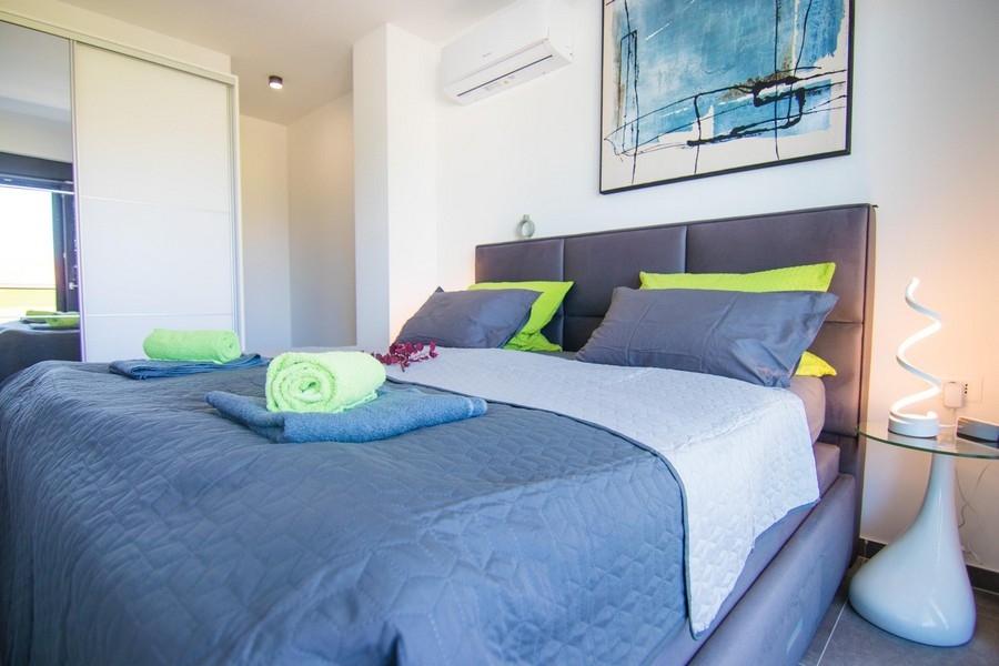 Helles Schlafzimmer mit Klimaanlage