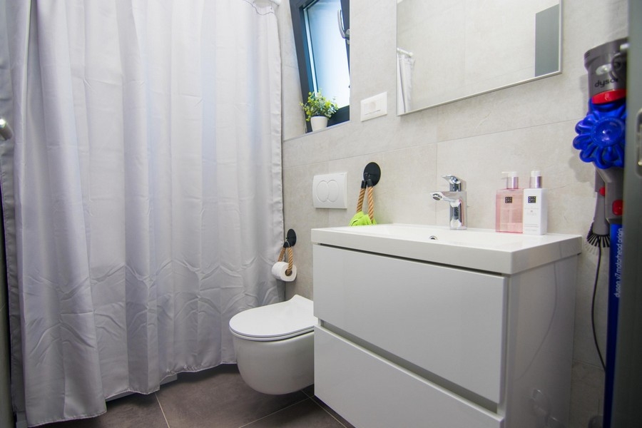 Modern ausgestattetes Badezimmer