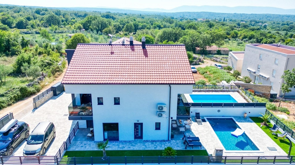 Moderne Villa mit Pool und Stellplätzen