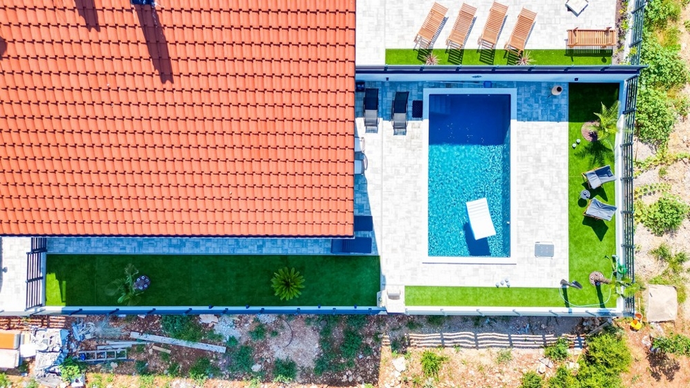 Luftaufnahme der Villa mit Swimmingpool
