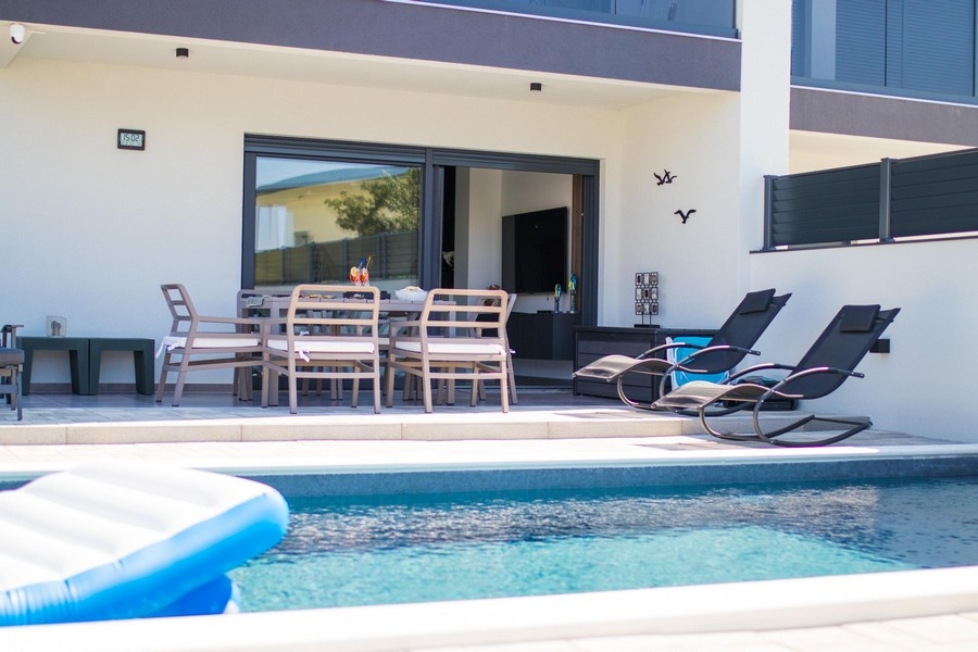 Überdachte Terrasse am Poolbereich