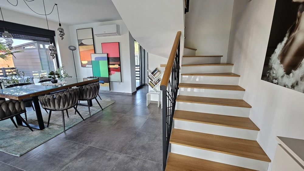 Offener Wohnbereich mit Treppe