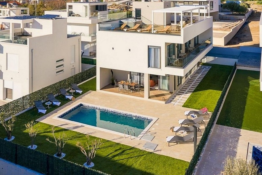 Luxusvilla mit Swimmingpool und Garten aus der Vogelperspektive