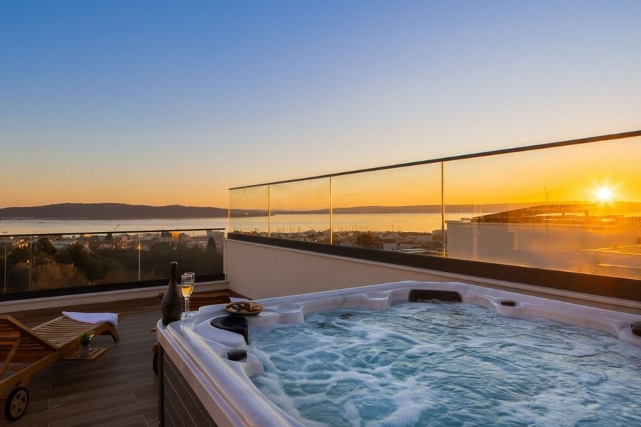 Neubauvilla mit Pool und Terrasse in Kastel Sucurac
