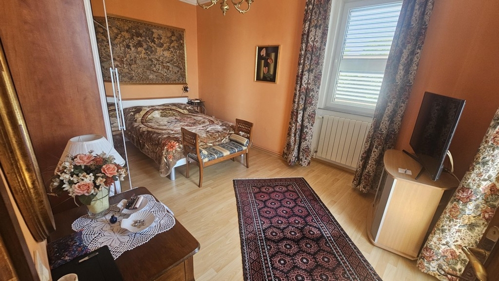 Schlafzimmer mit Fenster und Meerblick