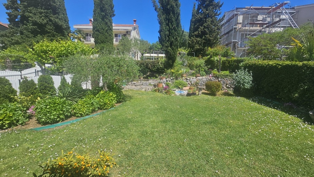 Großer Garten eines Hauses in Kroatien