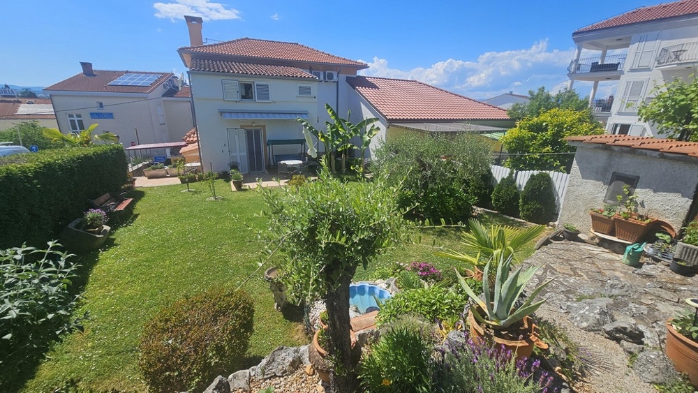 Gartenansicht mit mediterraner Bepflanzung