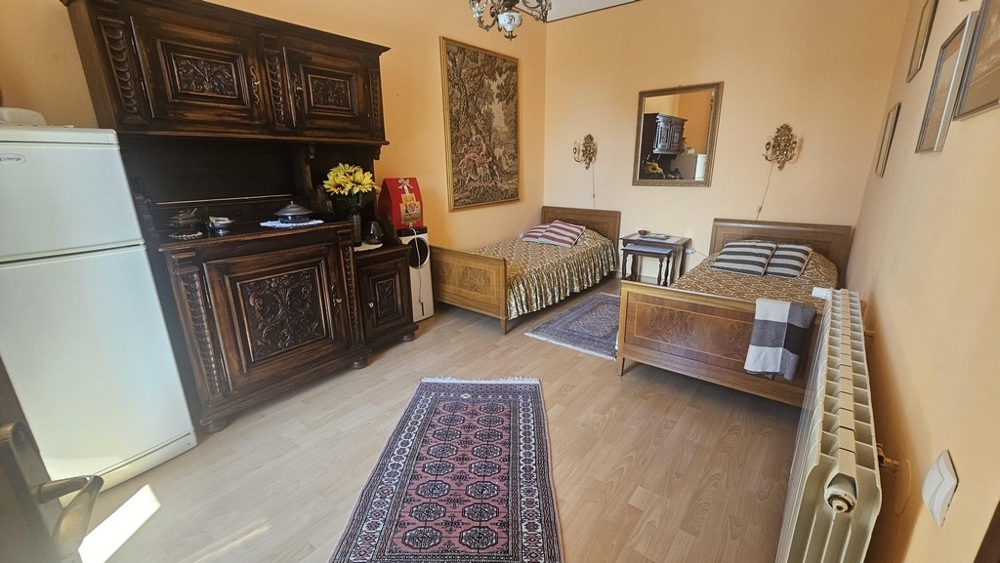 Schlafzimmer mit klassischen Holzmöbeln