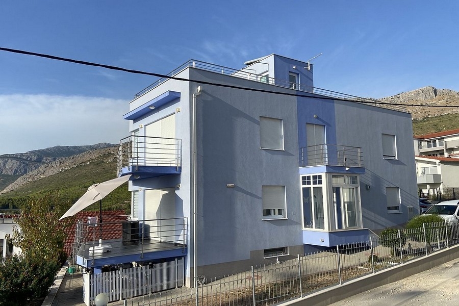 Modernes Haus mit Dachterrasse in Kroatien