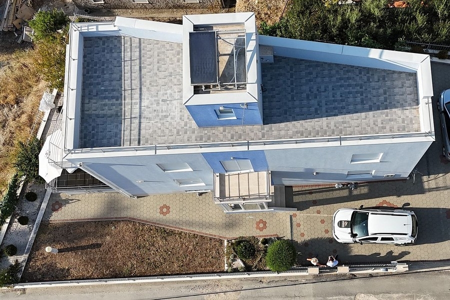 Luftaufnahme eines Hauses mit Dachterrasse