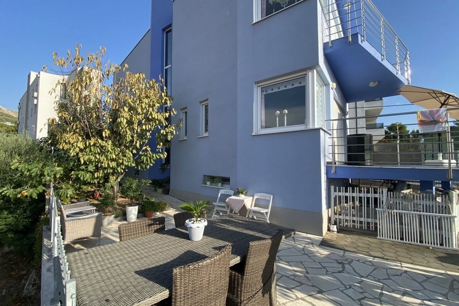 Terrasse am Haus mit Sitzbereich