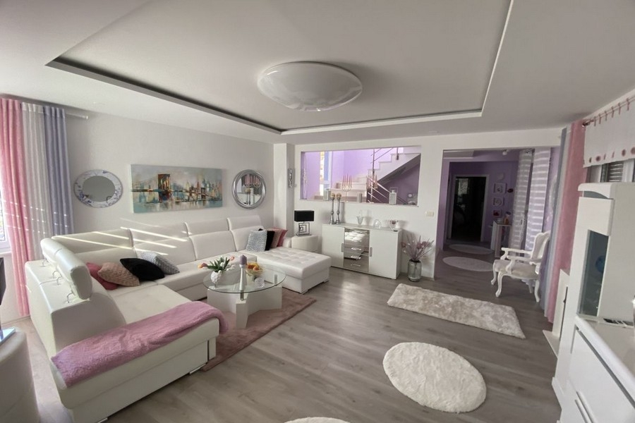 Helles Wohnzimmer mit moderner Einrichtung