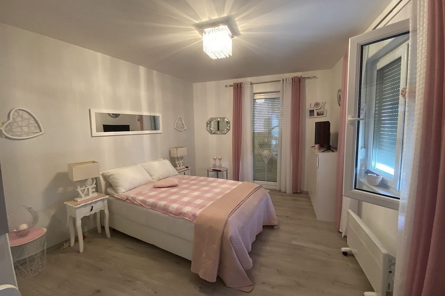 Schlafzimmer mit Balkonzugang