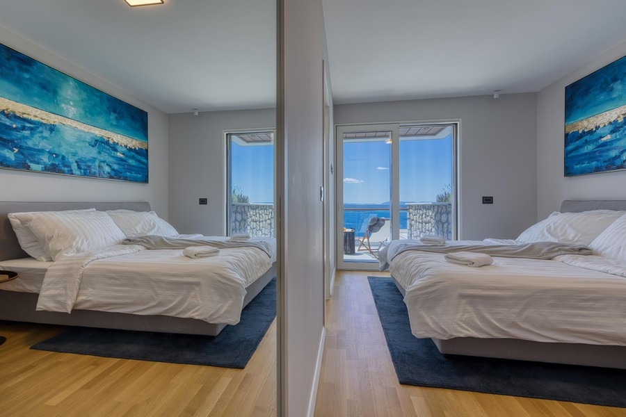 Schlafzimmer mit Meerblick und Zugang zum Balkon