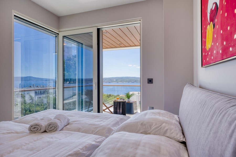 Modernes Schlafzimmer mit Terrasse und Blick auf das Meer