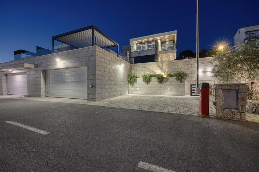 Villa bei Nacht mit Garage und beleuchteter Außenanlage
