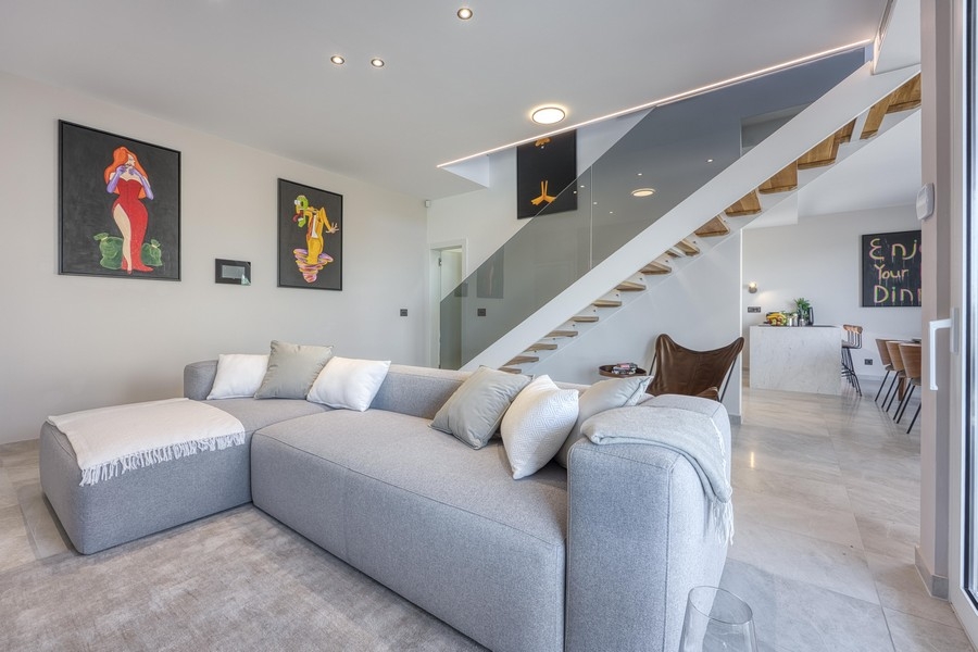 Offener Wohnbereich mit modernem Design und Treppe