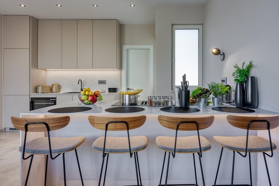 Moderne Küchenzeile mit Barhockern und elegantem Interieur