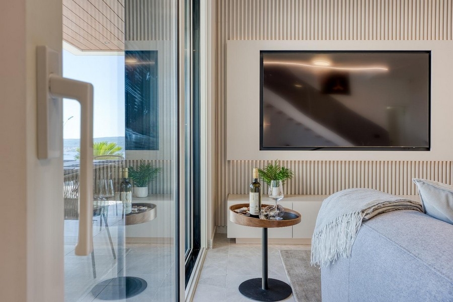 Wohnbereich mit TV-Wand und Zugang zur Terrasse