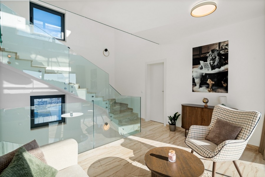 Eleganter Loungebereich mit Glasgeländer und modernem Interieur