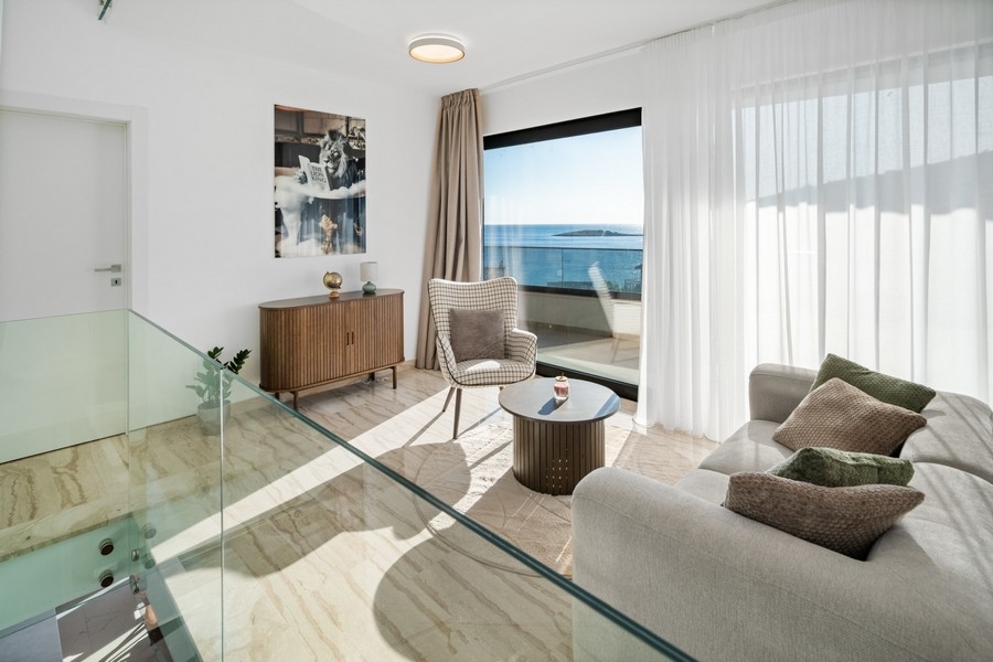 Sitzbereich mit Meerblick und großer Fensterfront in der Villa