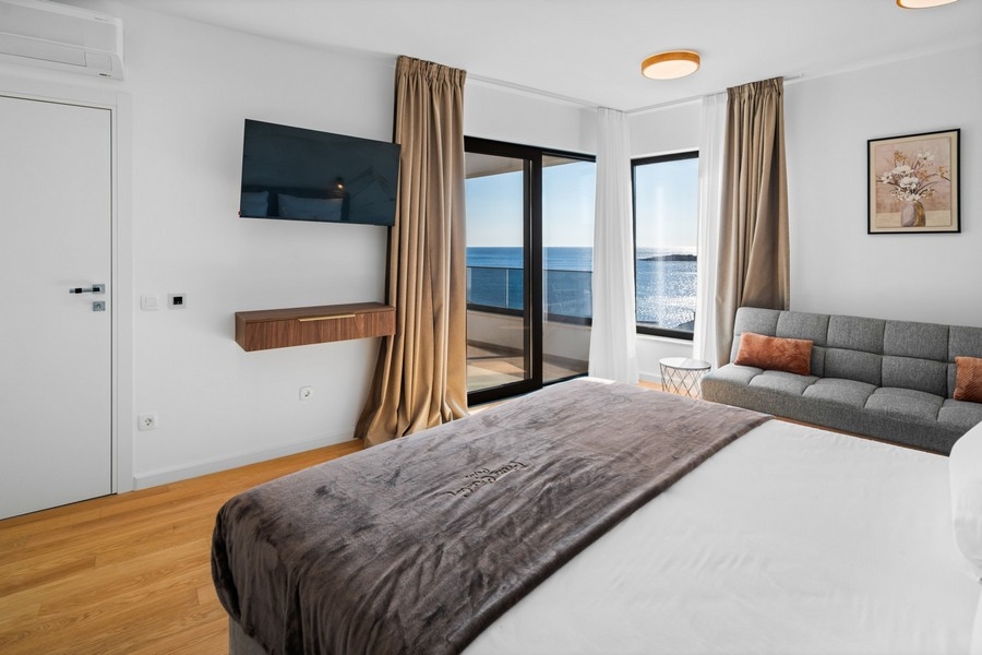 Schlafzimmer mit Meerblick und Zugang zur Terrasse