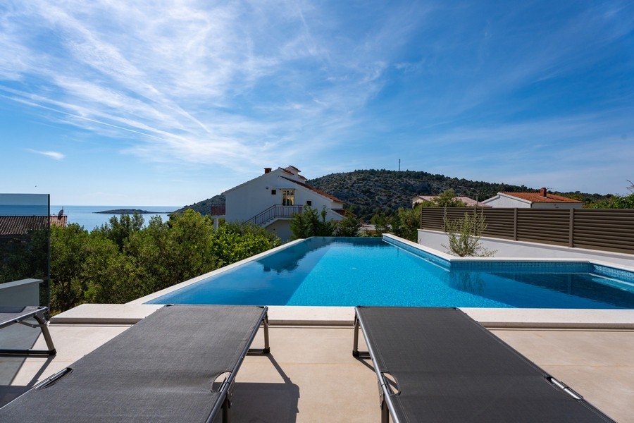 Infinity-Pool mit Meerblick vor moderner Villa in Dalmatien