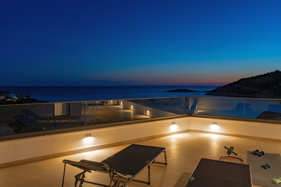 Dachterrasse mit freiem Meerblick und moderner Außenbeleuchtung