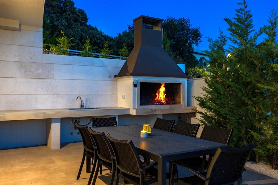 Außenküche mit Grillkamin und Sitzbereich der Villa in Kroatien